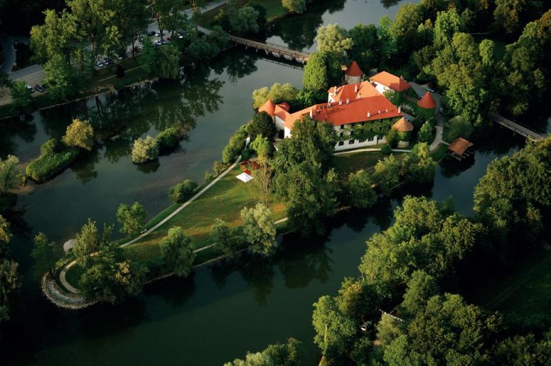 Otočec Castle Golf Course offers pitch-and-putt practice facilities, a driving range and a pitch-and-putt course, a putting green for practising and a putting green with a bunker.