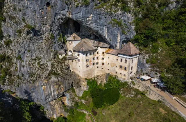 Postojna Cave and Predjama Castle itinerary